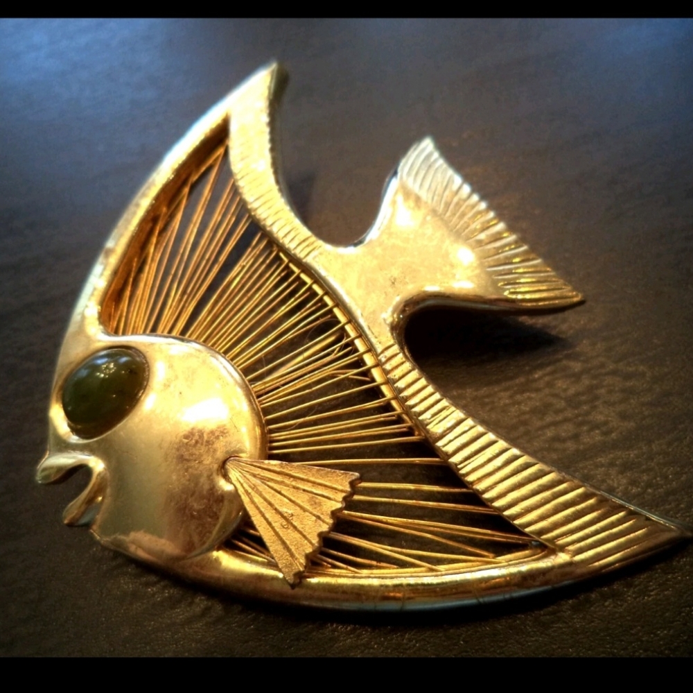 STUNNING VINTAGE ESTATE JADE EYE GOLD TONE FISH 2 1/8" BROOCH